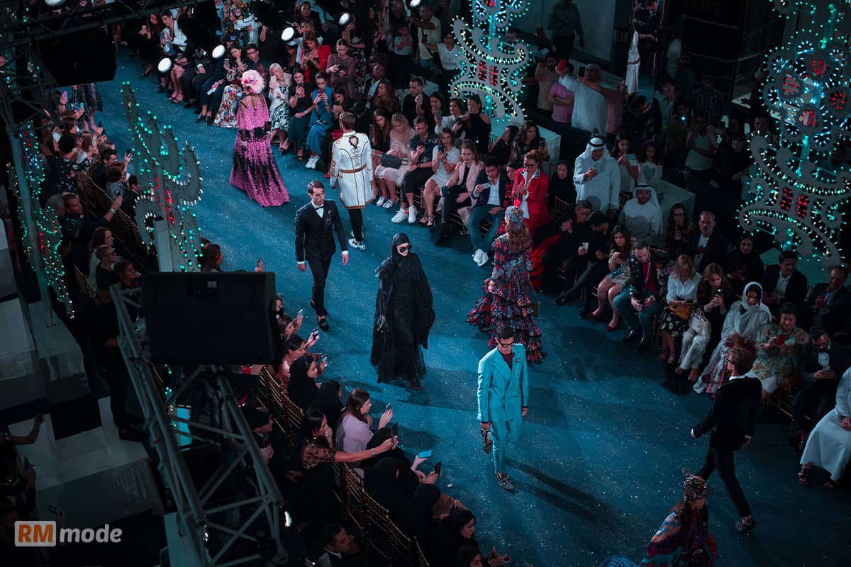 مشاهده کت واک و فشن شو های ترند با اپلیکیشن موبایل